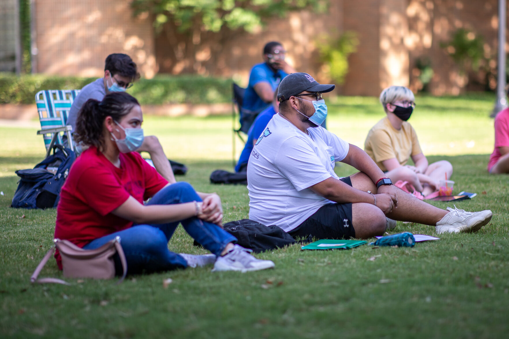 Photos: Professor starts hybrid online/in-person course by holding class in Brazos Park